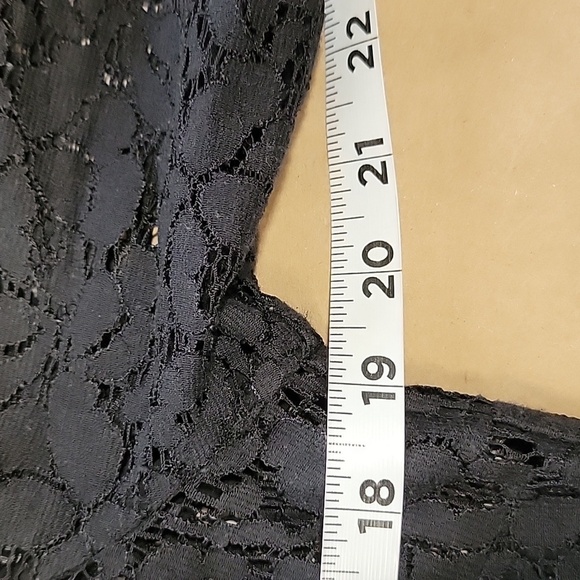 Banana Republic Size 8 Black Lace Button Front Blouse, Excellent Used Condition - Picture 7 of 10